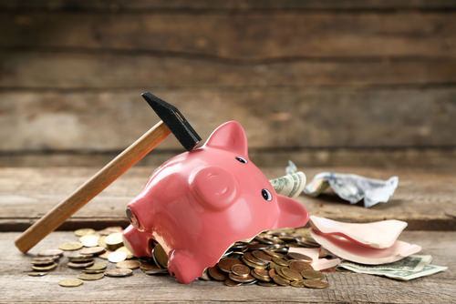 cerdito con monedas rotas
