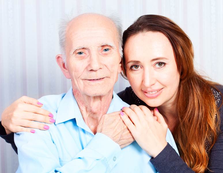 una mujer tomando una licencia FMLA para cuidar a su abuelo