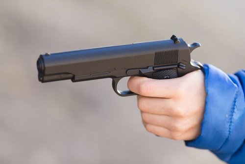 niño sosteniendo una pistola de juguete - las armas de imitación están reguladas por el Código Penal 20170 PC