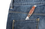 cuchillo en el bolsillo trasero de los jeans