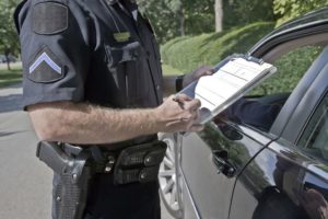 ¿Qué debo hacer si un oficial de policía de Santa Bárbara, California, me dice que salga de mi coche durante una parada de tráfico?