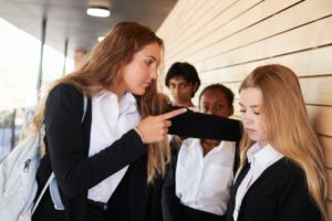 ¿Cuándo pueden los niños ser suspendidos o expulsados por hacer amenazas?