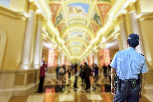 Guardia de seguridad y multitudes en un resort de Las Vegas - las víctimas lesionadas en un hotel pueden presentar una demanda por daños