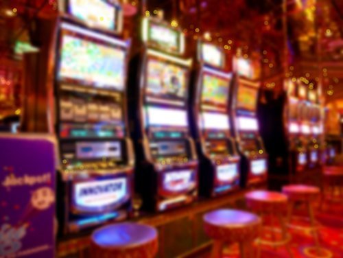 maquinas tragamonedas borrosas con taburetes delante - los taburetes rotos o defectuosos son una base común para una demanda después de una lesión en un casino de Las Vegas