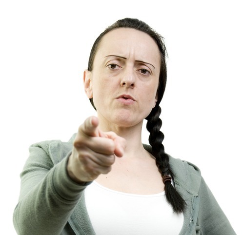 una joven enojada señalando con el dedo hacia el espectador - demandar a alguien por agresión sexual es una opción para las víctimas de violación