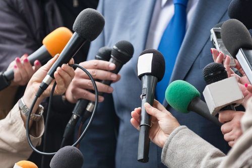 Orador en una conferencia de prensa