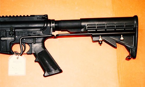dispositivo de retroceso en un rifle - estos dispositivos son ilegales en California según el Código Penal 32900