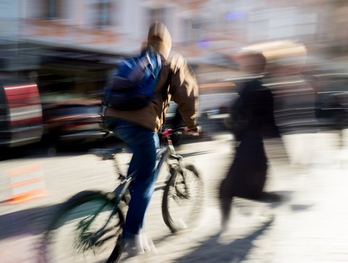 ciclista atropellando a un peatón