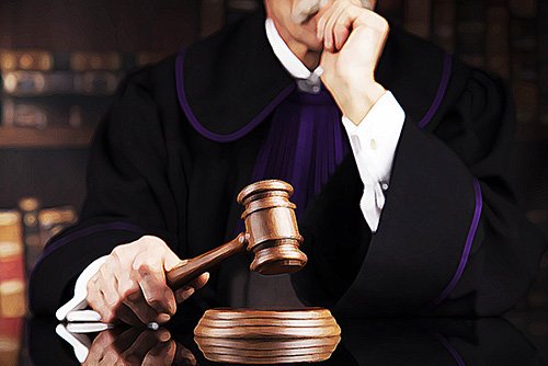 juez con mazo - El Código Penal de California 1203.3 PC permite al tribunal conceder una terminación anticipada de la libertad condicional