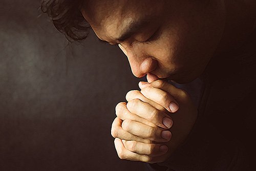 hombre orando por ayuda