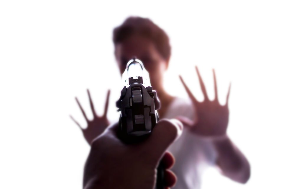 Arma apuntando a una persona como ejemplo de una violación de NRS 202.290