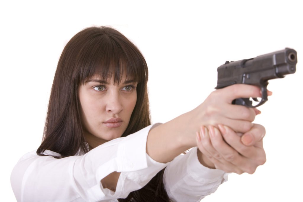 Mujer apuntando con un arma