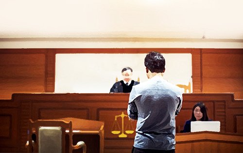 acusado de pie ante el juez en una audiencia de arraigo