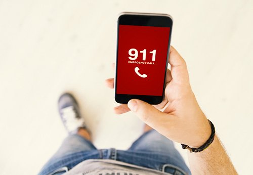 hombre llamando al 911 en un teléfono celular - hacer un informe falso de una emergencia en California es un delito según el Código Penal 148.3 PC