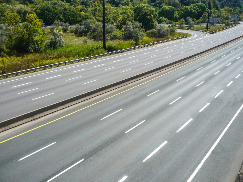 Una carretera dividida, donde los conductores deben mantenerse en el lado derecho de la median. 