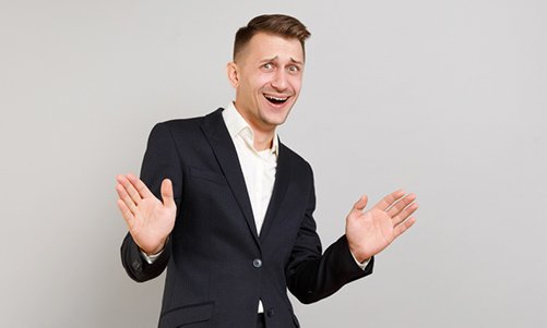 hombre con traje sosteniendo las manos como si dijera "de ninguna manera"