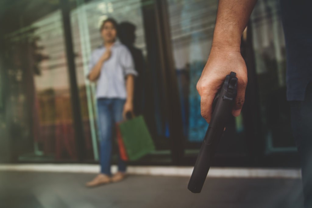 Testigo acosado en la calle por una persona con un arma tratando de intimidarlo para que no testifique. 