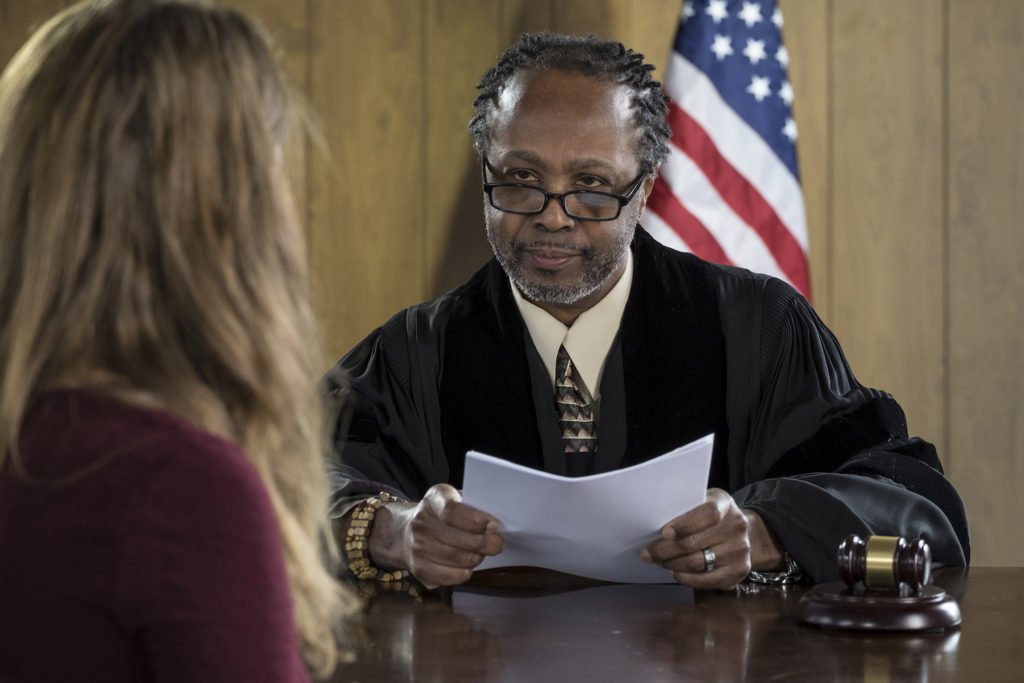 Abogado argumentando al juez que las pruebas de carácter son admisibles