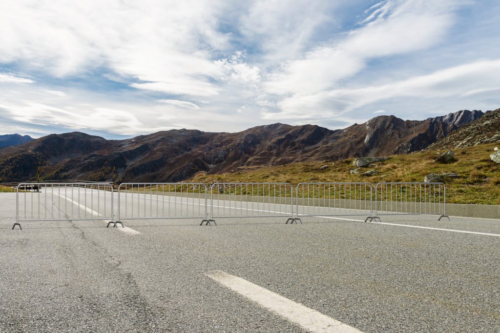 Barreras que obstruyen ilegalmente una carretera en Colorado. 