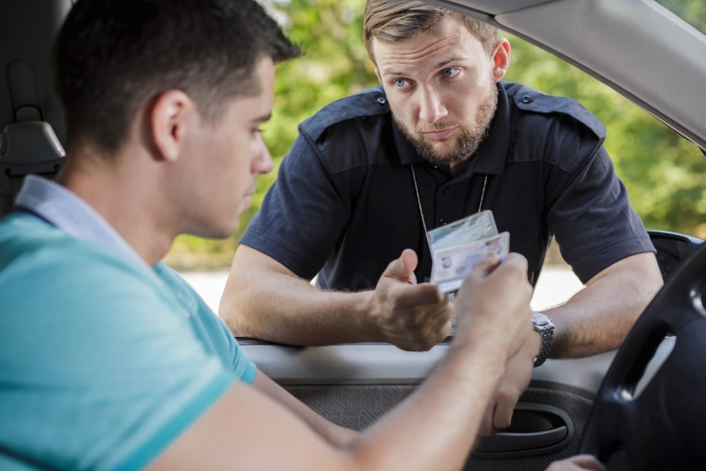 La policía se da cuenta de que el conductor que detuvo estaba manejando con una licencia suspendida en violación de CRS 42-2-138.