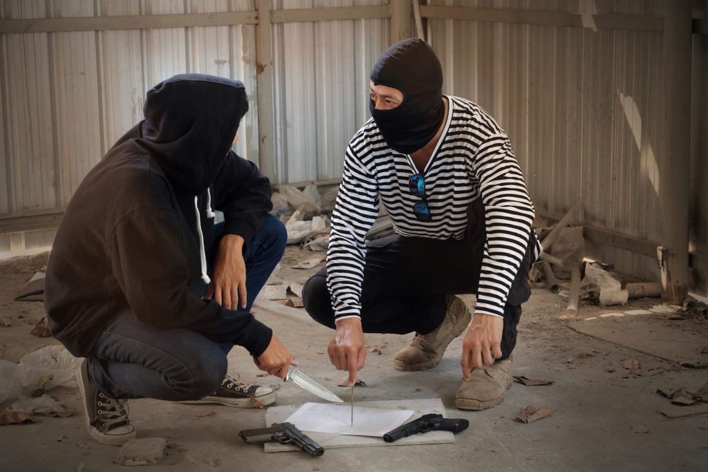 Dos ladrones conspirando en violación de CRS 18-2-201
