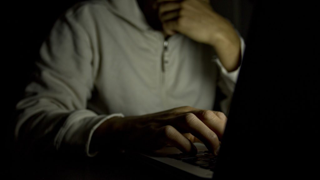 Hombre mirando la pantalla de una computadora