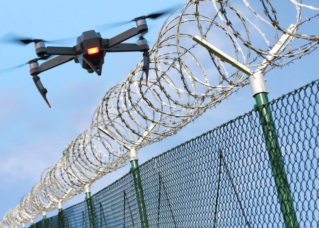 Drone volando sobre la puerta de la prisión en violación de la ley de Nevada