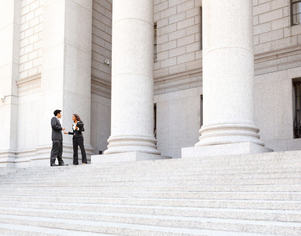 Dos abogados en las escaleras del tribunal