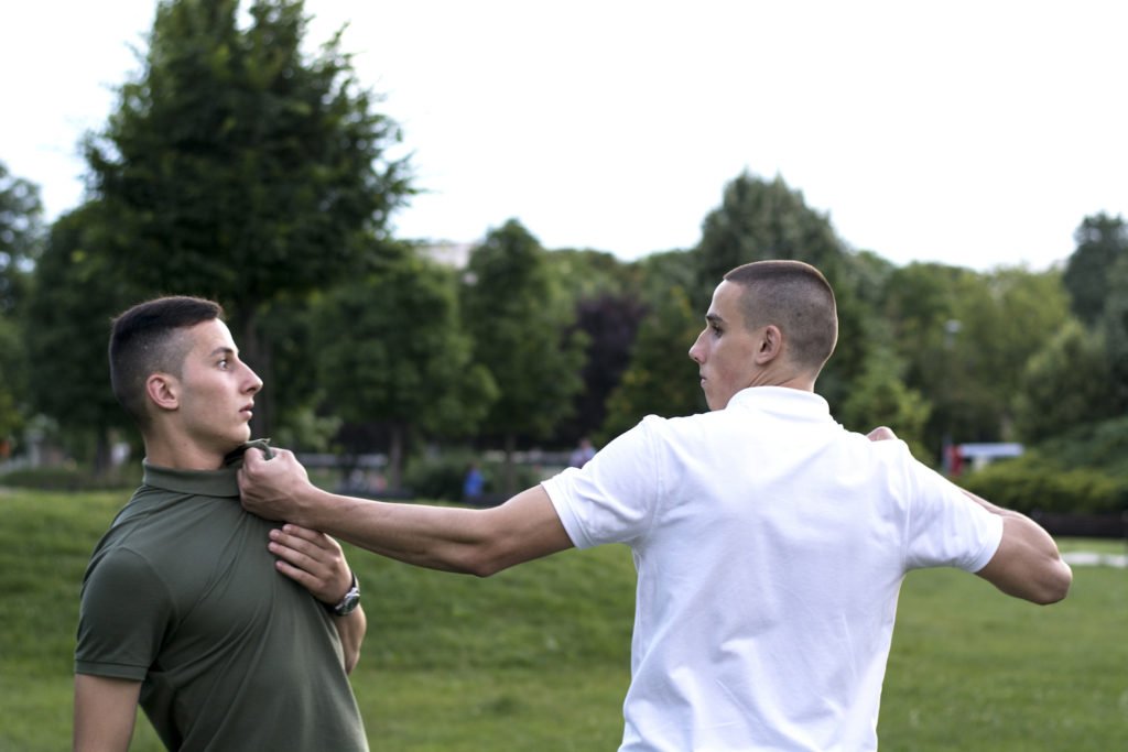 Dos jóvenes en una pelea a puñetazos para ilustrar el asalto y la batería