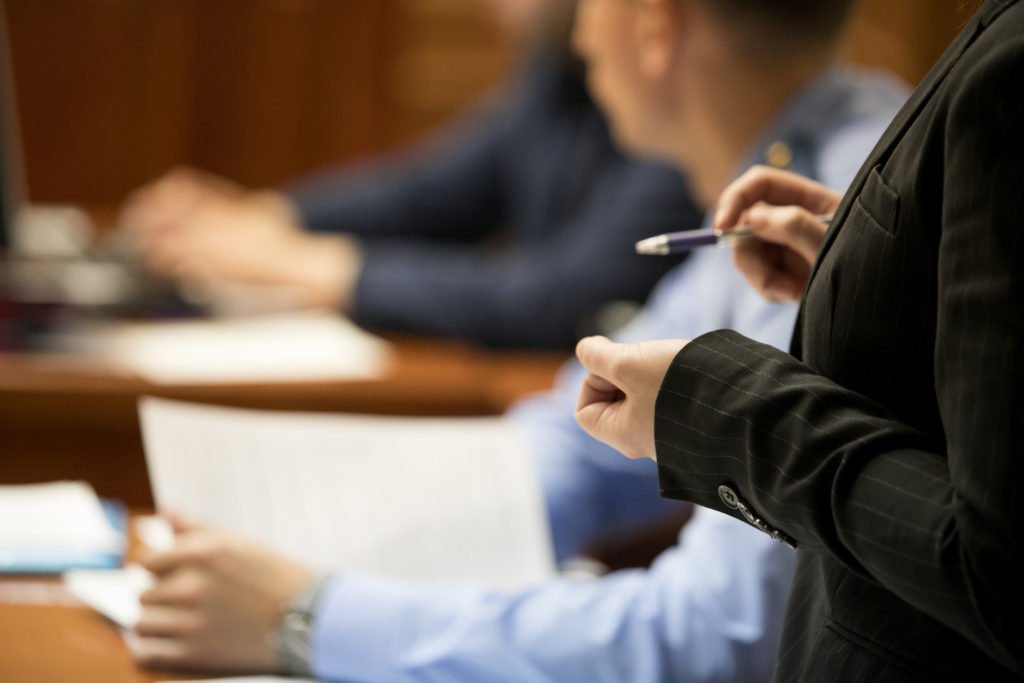 Abogado dando argumento oral en una sala de tribunal