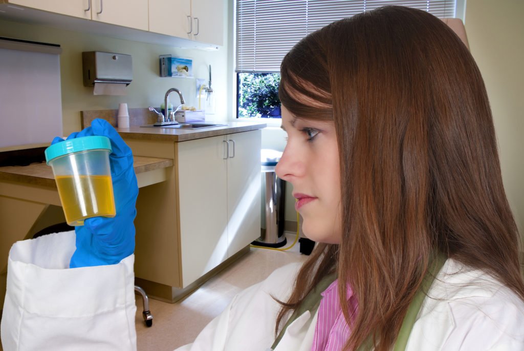 Técnico de laboratorio probando orina para drogas