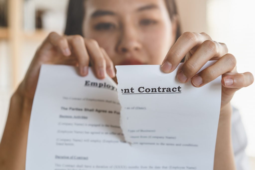El jefe rompiendo un papel que dice 'contrato de empleo'