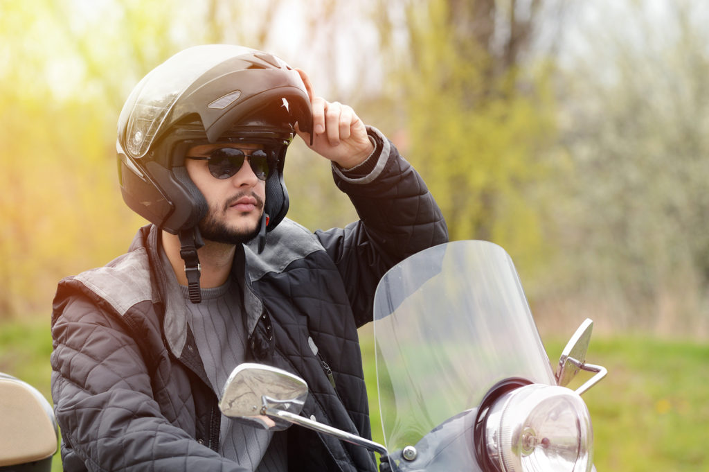 Motociclista con casco de acuerdo con NRS 486.321