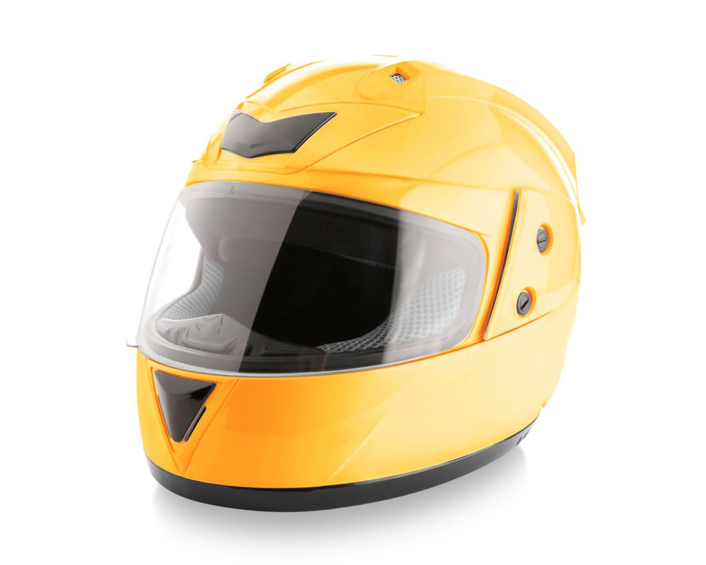 Casco de motocicleta amarillo contra fondo blanco