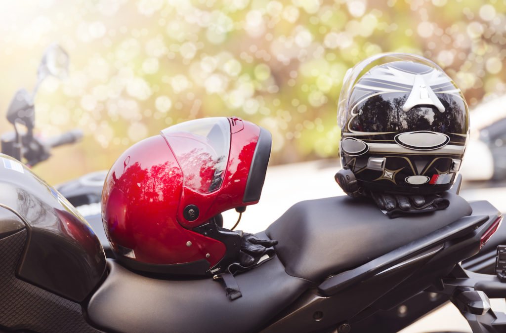 Motocicleta con dos cascos en el asiento