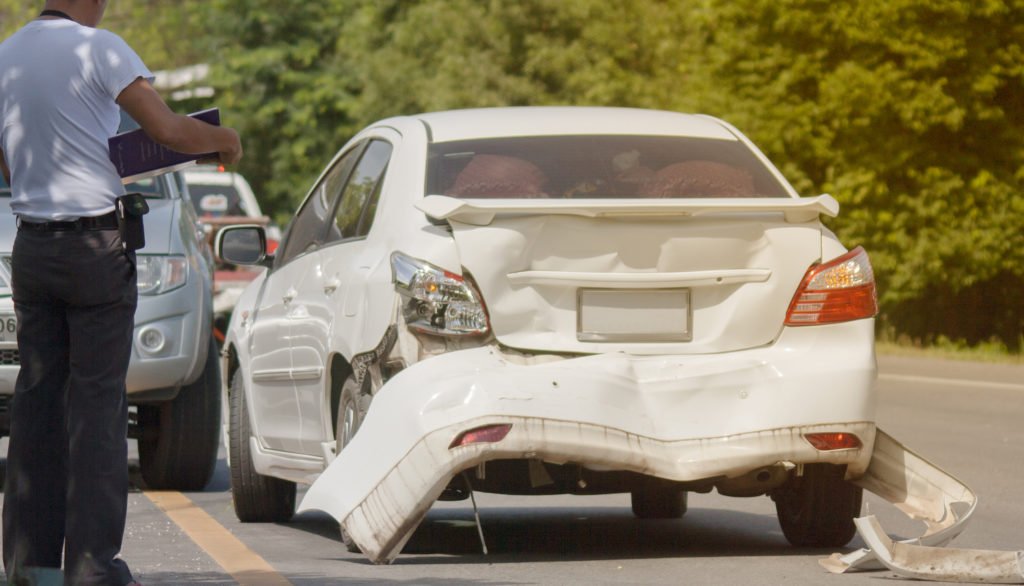 Carro que fue golpeado por detrás en la carretera