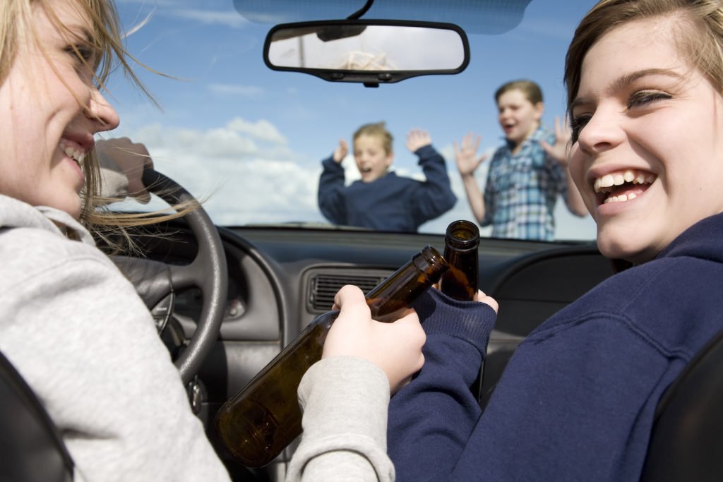 Adolescentes borrachos conduciendo como ejemplo de una violación del Código de Vehículos 23136 VC