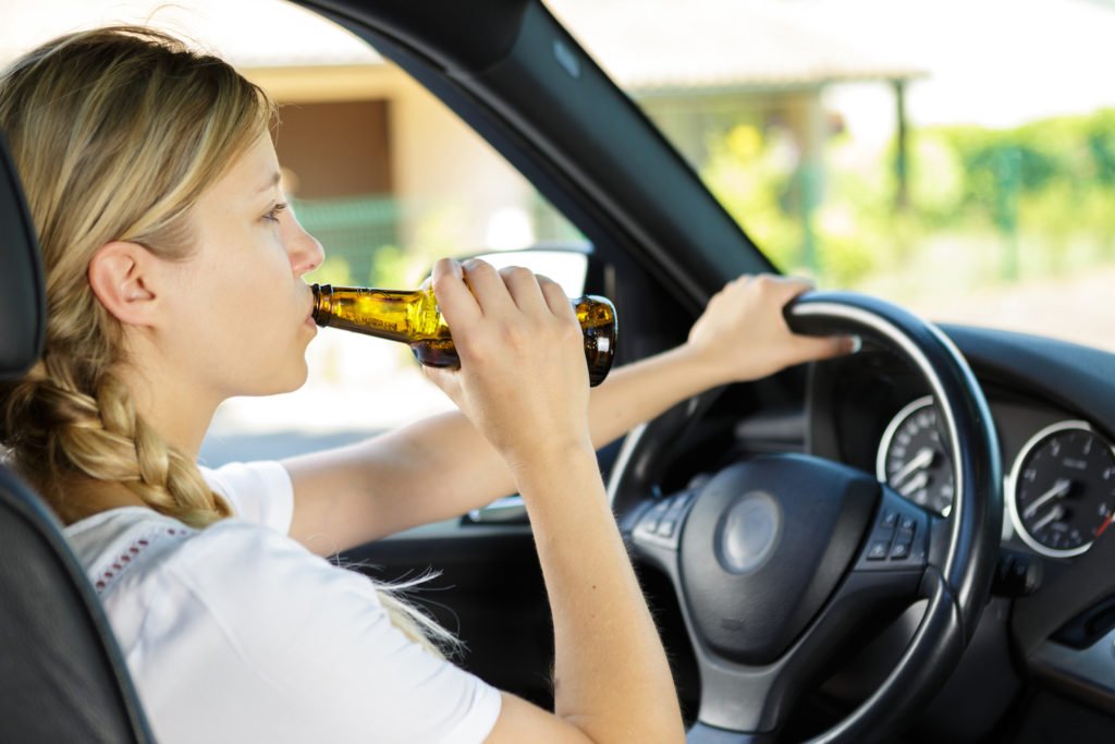 Conductor menor de edad bebiendo cerveza mientras conduce