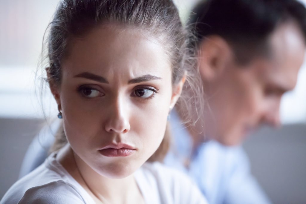 Esposa triste mirando hacia otro lado de su esposo que ha sido herido