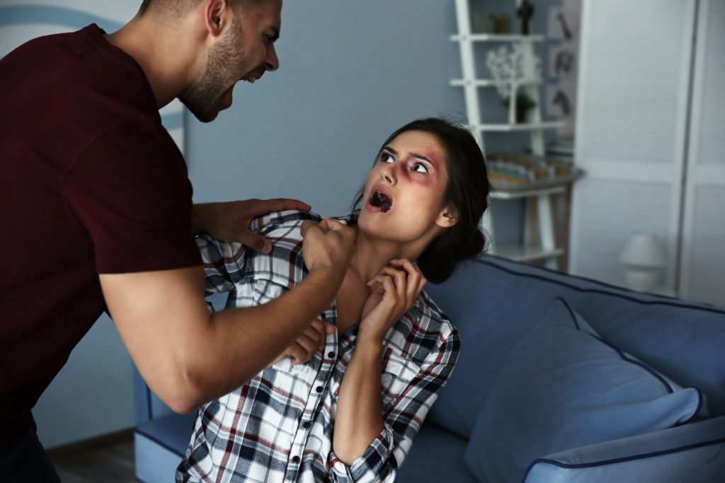 Hombre cometiendo agresión por violencia doméstica contra su novia. 