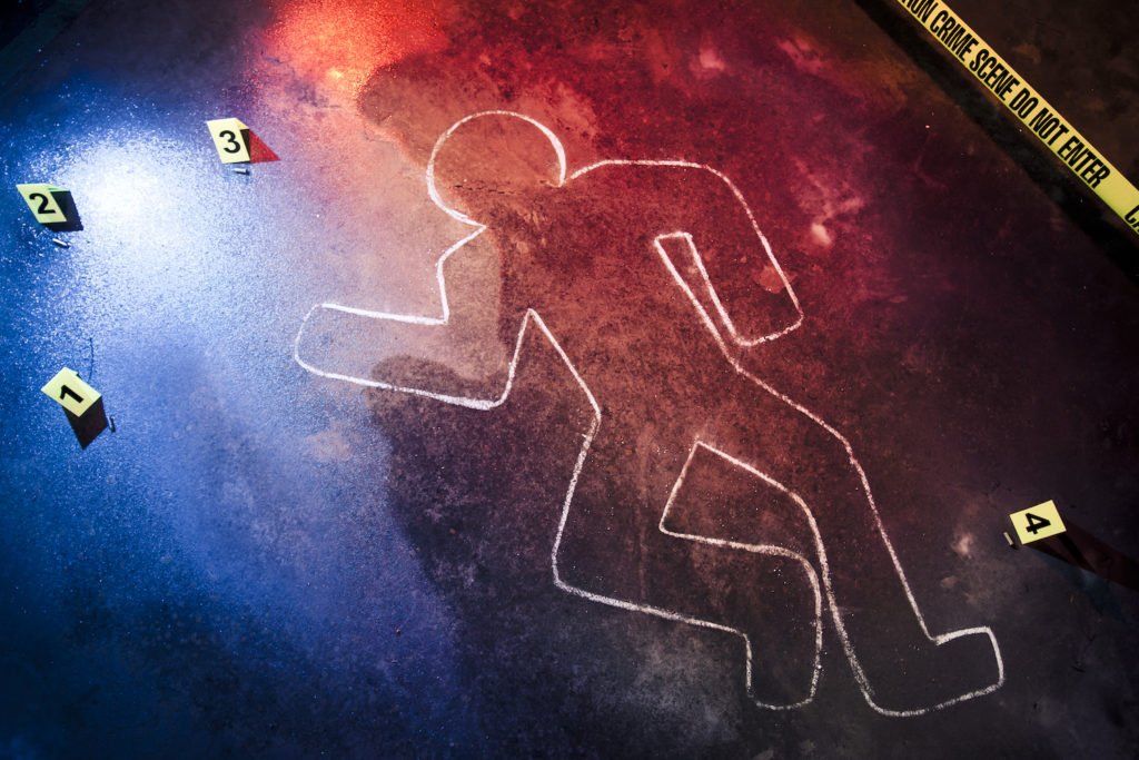 Esquema en tiza de la víctima de homicidio involuntario en el suelo