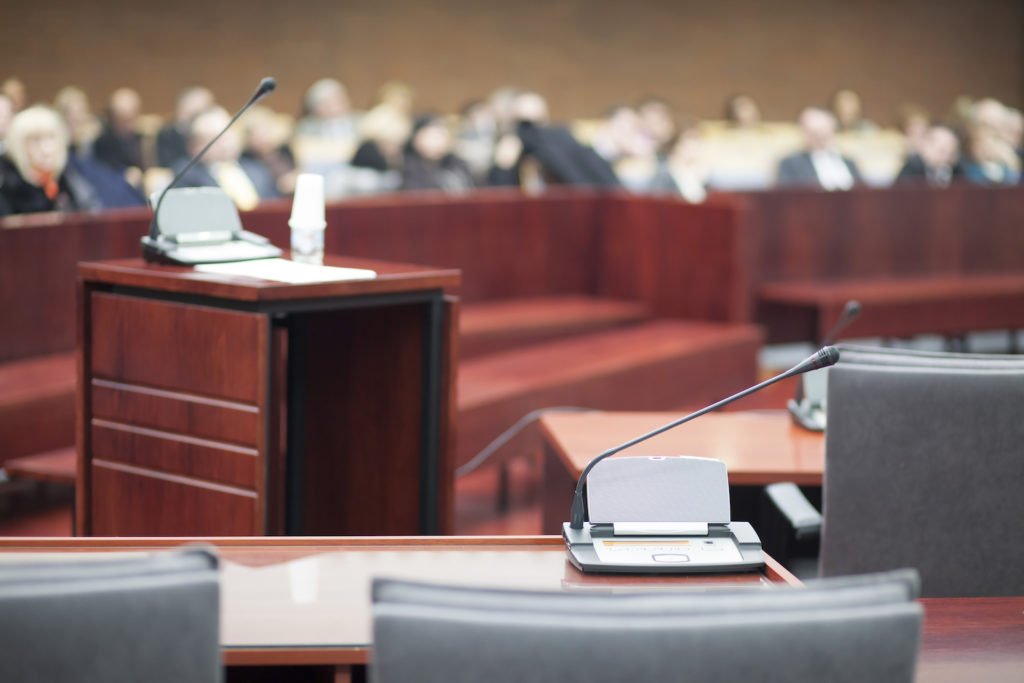 vista de la sala del tribunal con escritorio de abogado y podio