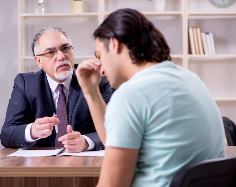 Cliente hablando con el fiscal en la oficina