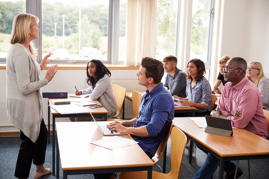 Maestro de la escuela DUI con estudiantes en el aula