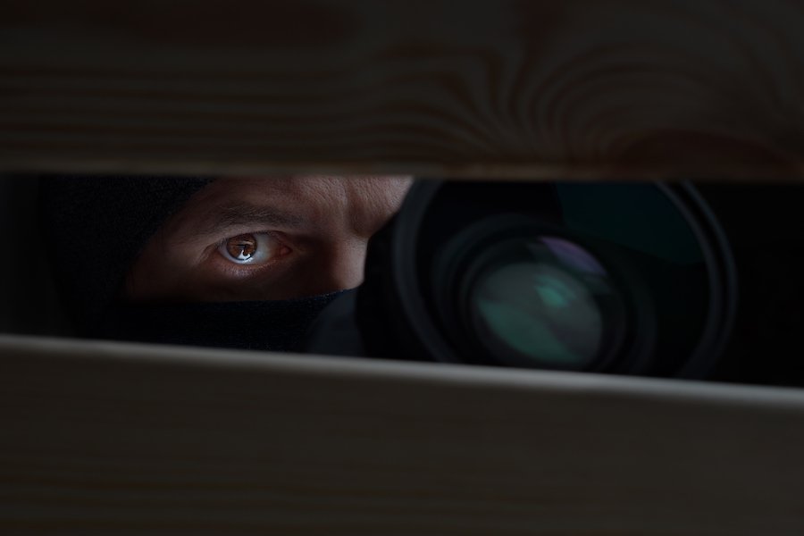 Hombre oculto con cámara presumiblemente tomando fotos desnudas de un vecino Hombre oculto con cámara presumiblemente tomando fotos desnudas de un vecino