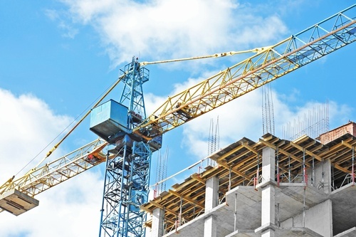 Grúa construyendo balcón de un edificio de gran altura