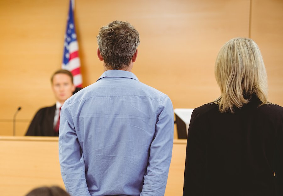 Acusado y abogado en la corte durante la sentencia