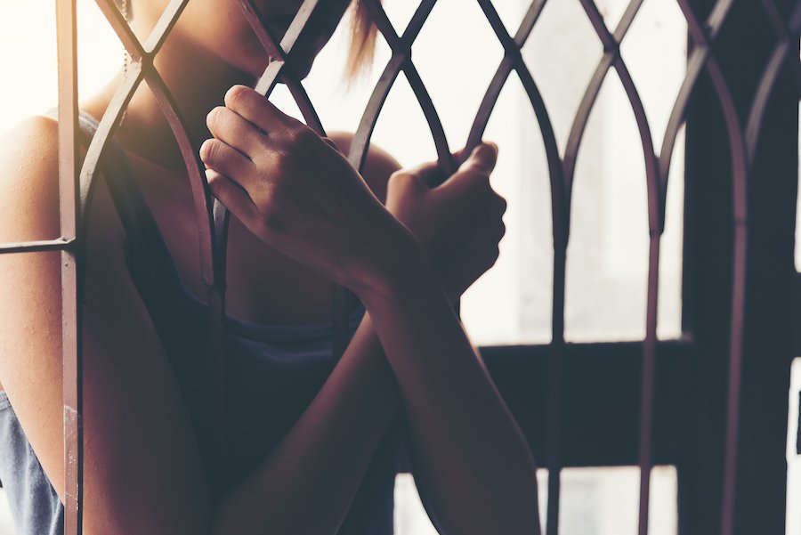 Novia atrapada detrás de una puerta como ejemplo de detención ilegal según el CRS 18-3-303 de Colorado