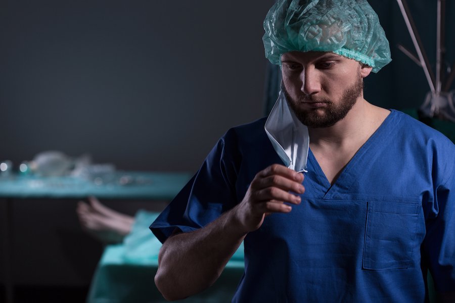 Proveedor médico con apariencia desalentada en sala de operaciones