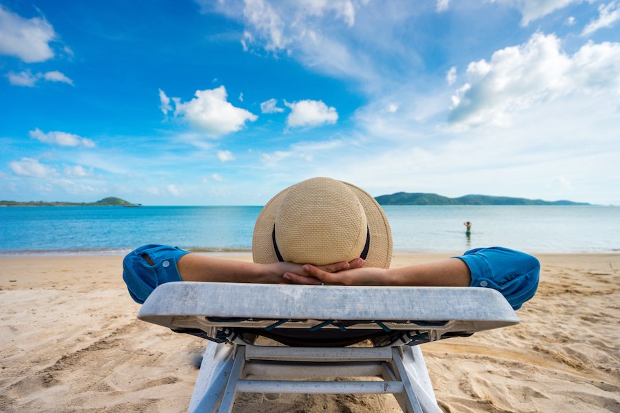 Persona en una tumbona en la playa durante las vacaciones
